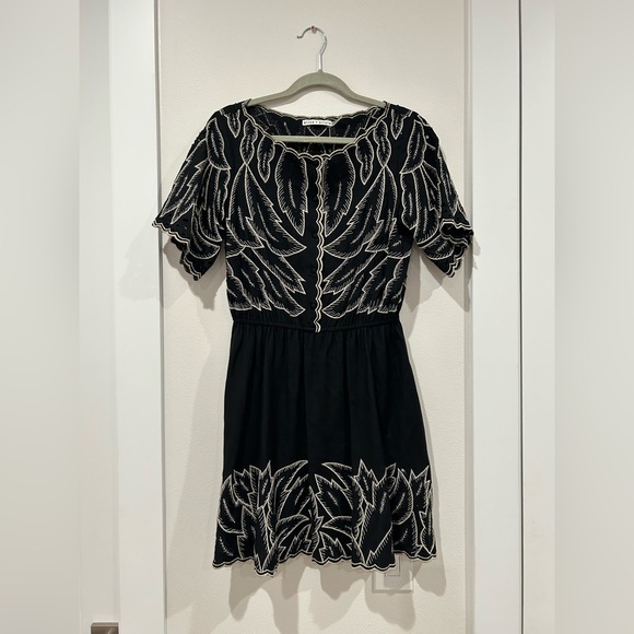 Alice + Olivia Kelsi black/white embroidered scalloped mini dress sz 8 - Picture 2 of 6